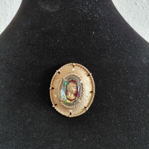 1968 Judy Lee Faceted Heliotrope Glass Reverse Cameo Broch  Enhancer Aurora Bor